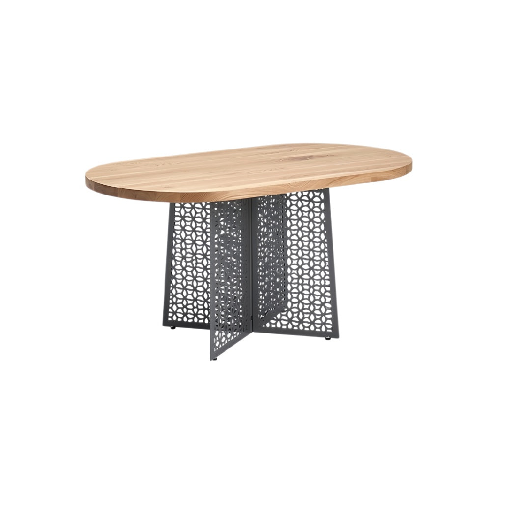 Ovale houten eettafel met metalen voet en geperforeerd ontwerp